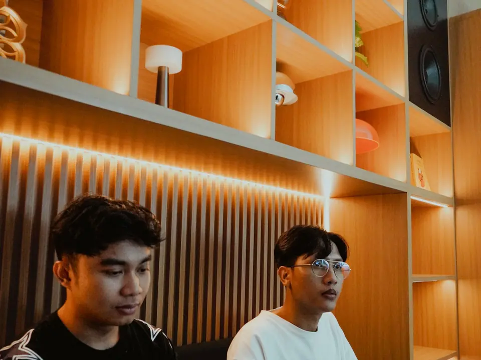 Dua orang tim studio melihat layar bersama
